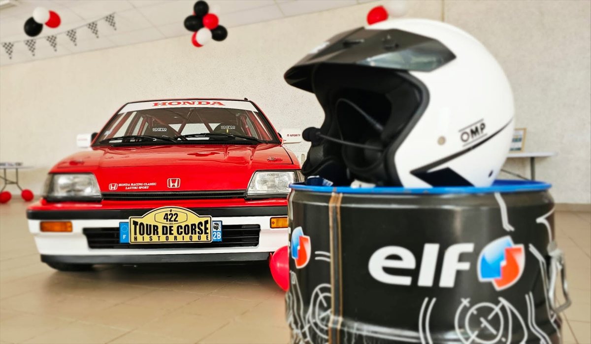 La Honda Civic et le casque OMP de l'équipage exposés lors de la soirée du 10 juillet à Peyrouzet
