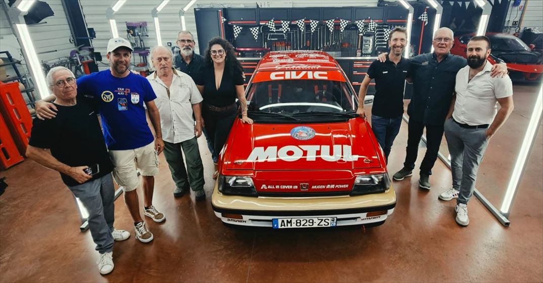 L'équipage et des partenaires réunis autour de la Honda Civic en livrée Motul