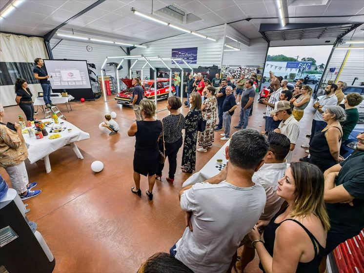 Vue d'ensemble des invités réunis à la Carrosserie Labadens pendant la présentation