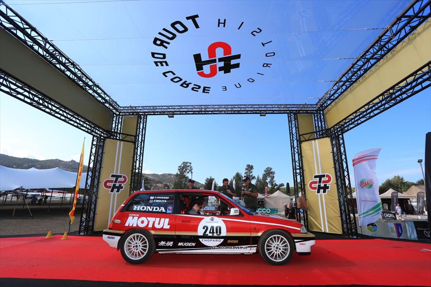 La Civic n° 240 sur le podium du Tour de Corse Historique, sous le portique officiel