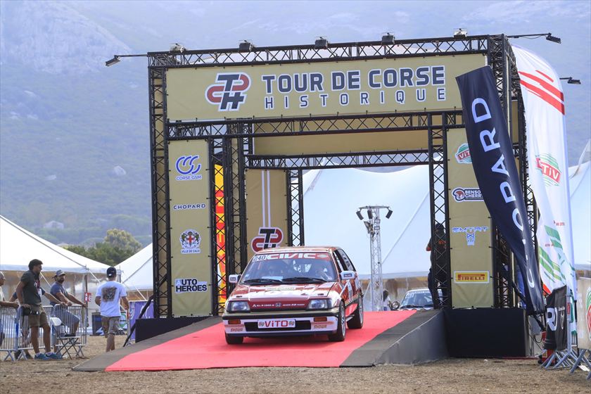 La Civic descend la rampe du podium sous l'arche du Tour de Corse Historique