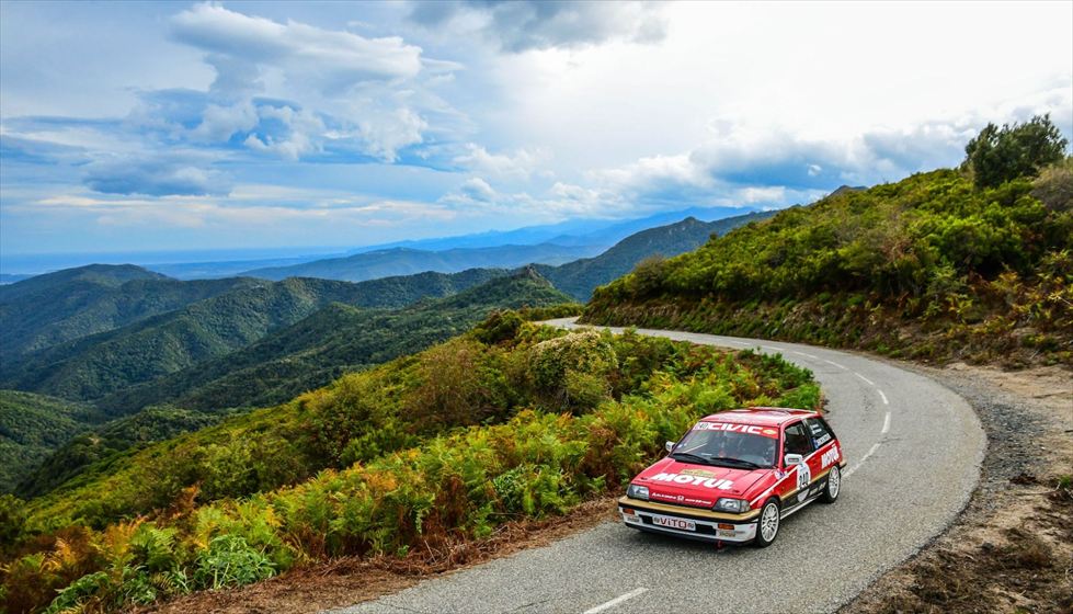 La Civic dans un virage de montagne, avec une vue panoramique sur la Corse et la mer