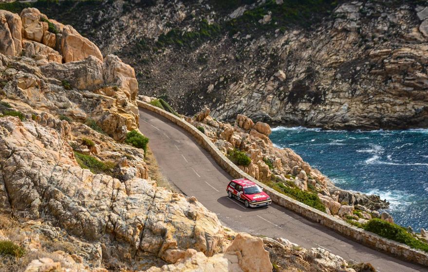 La Civic sur la route côtière, entre les rochers et la mer