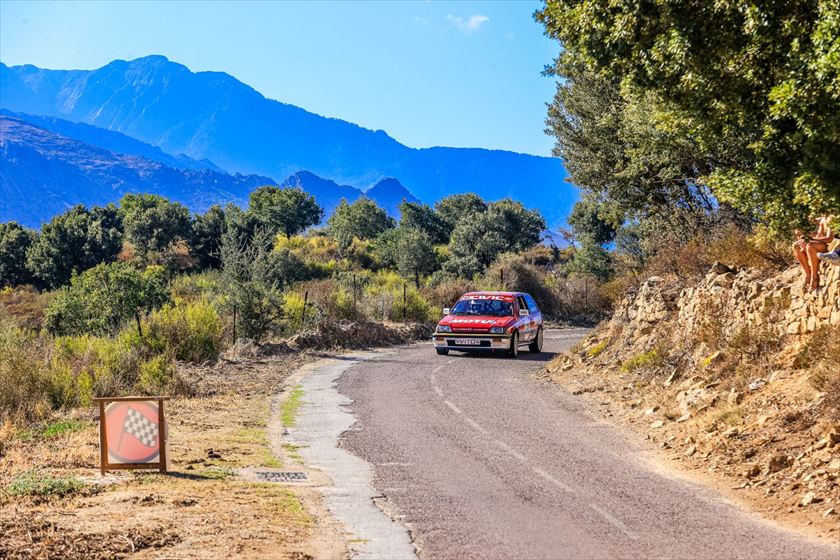 La Civic sur une route du maquis, montagnes en arrière-plan