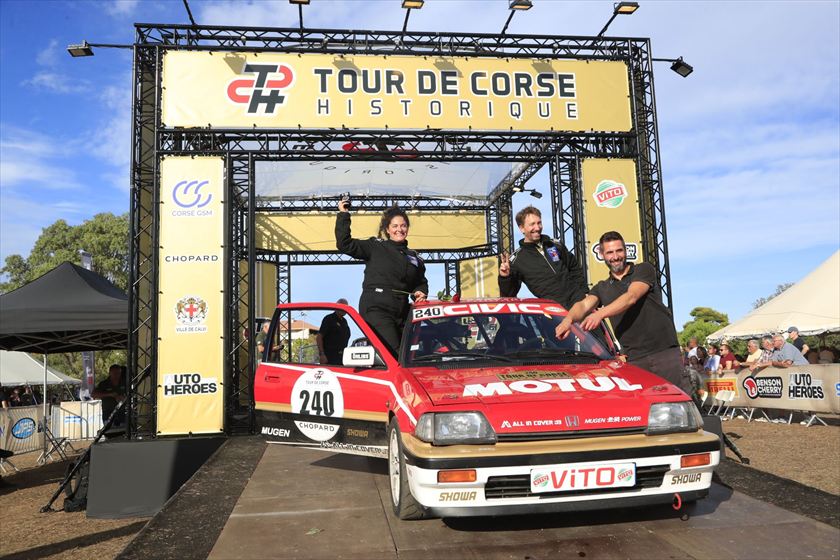Floriane, Florent et Samuel sur le podium du Tour de Corse Historique, bras levés