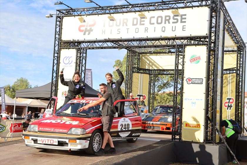 L'équipage et Samuel célèbrent autour de la Civic sur le podium