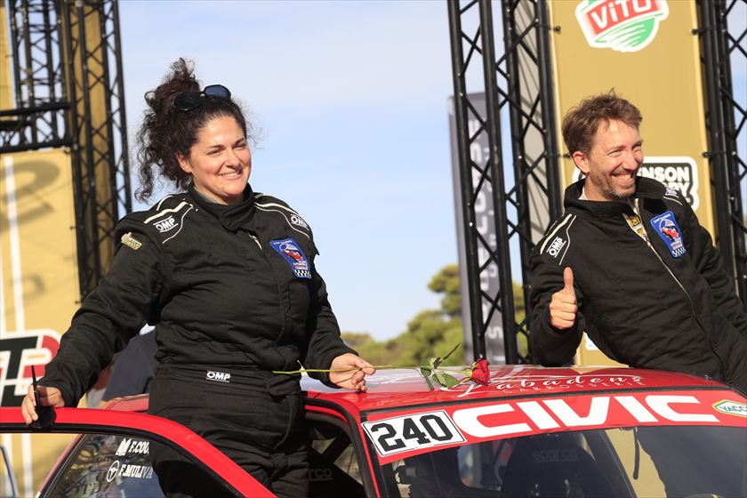 Floriane et Florent sur le podium, une rose posée sur le toit de la Civic