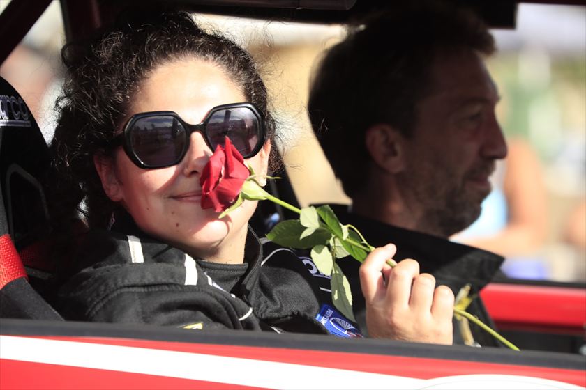 Floriane, une rose à la main, dans l'habitacle de la Civic