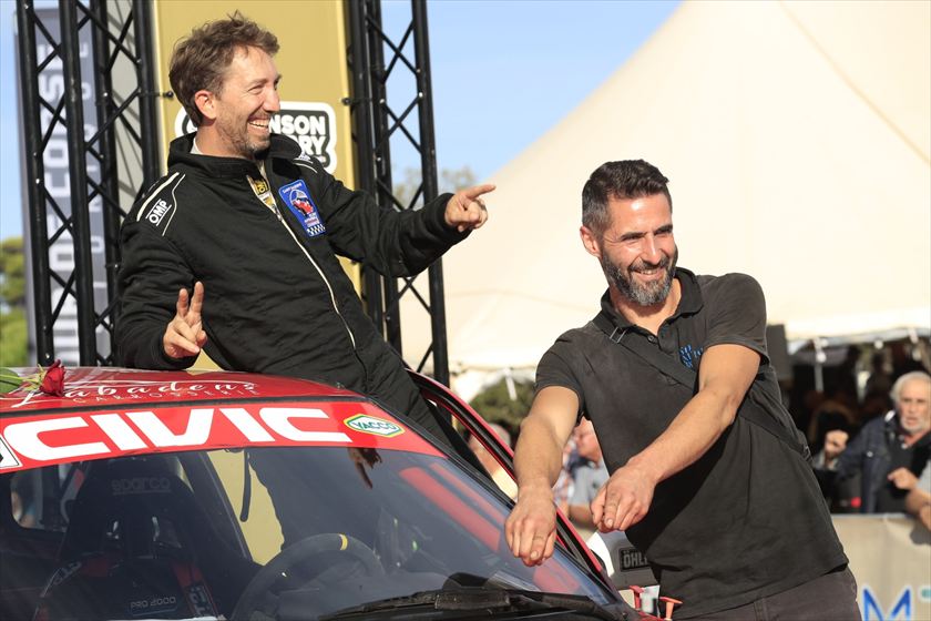 Florent et Samuel, hilares, à côté de la Civic sur le podium